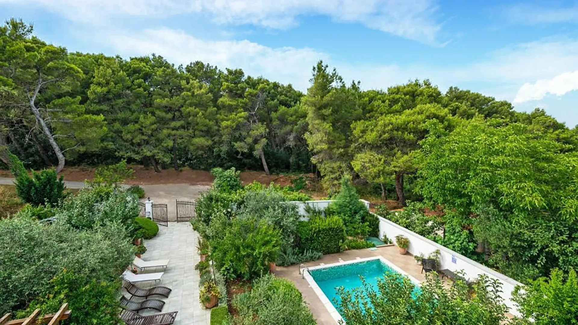 4 Bedroom Stunning Apartment In Liznjan Croatia