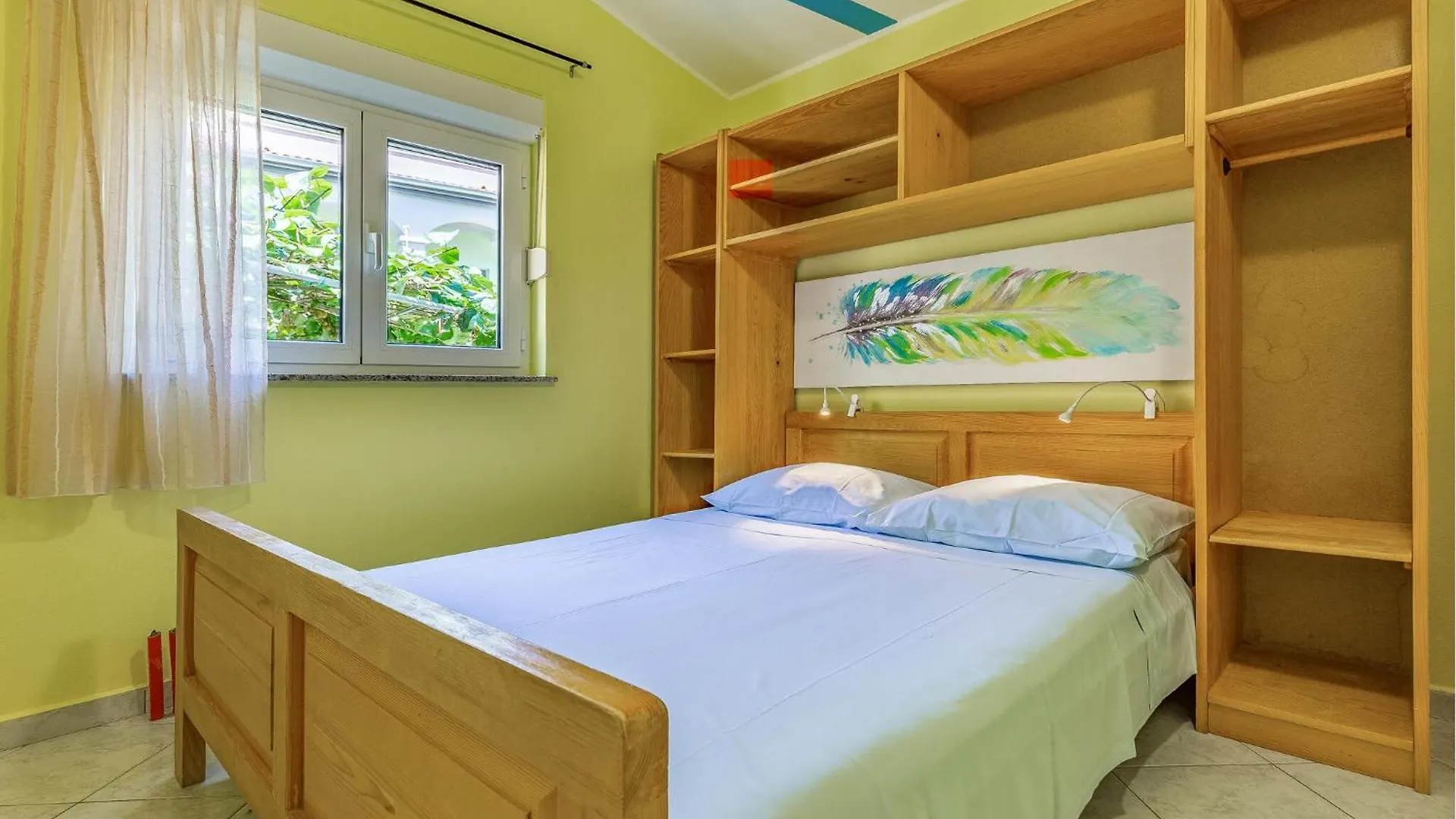 Holiday home 4 Bedroom Stunning Apartment In Liznjan