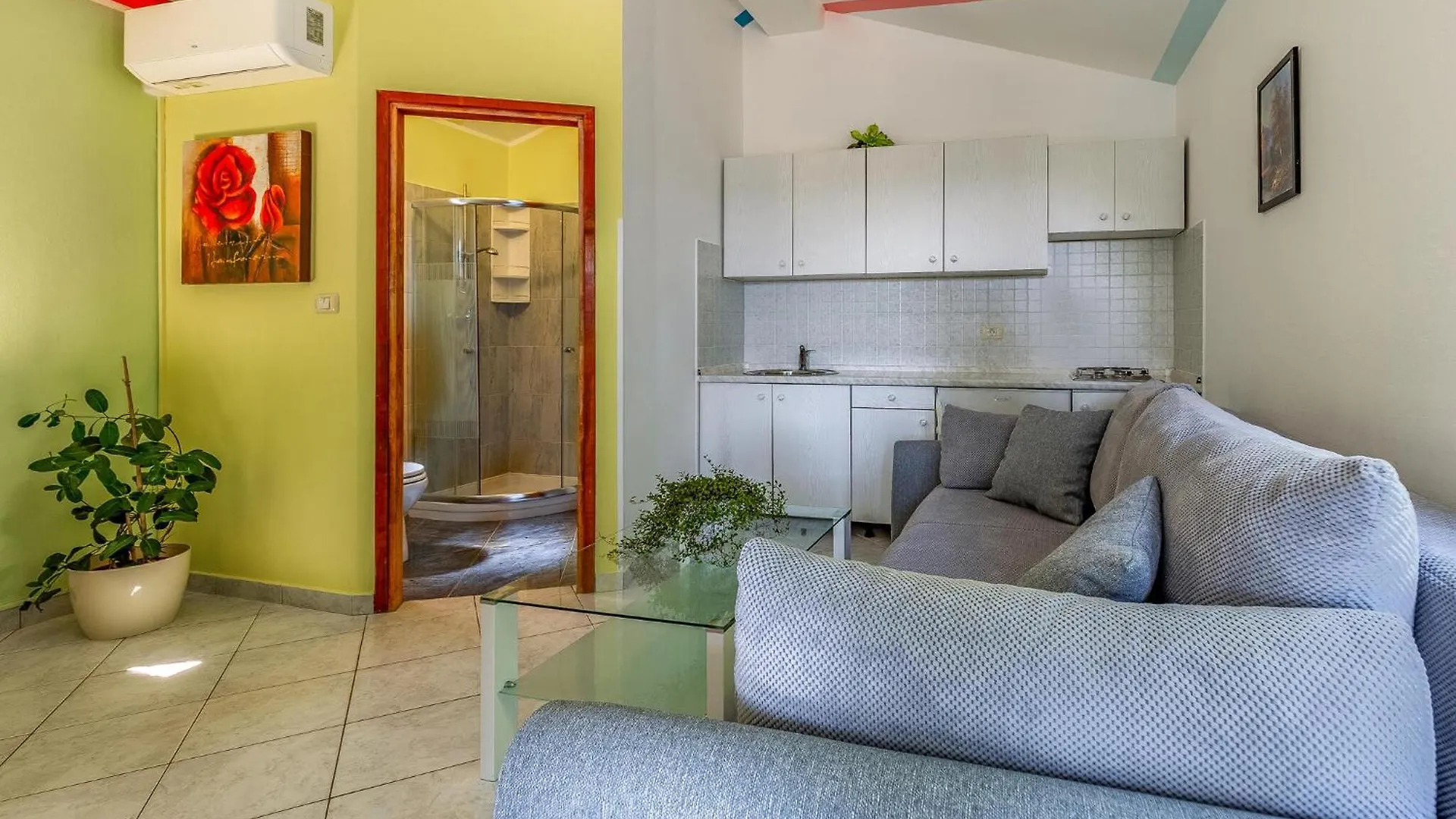 4 Bedroom Stunning Apartment In Liznjan Holiday home